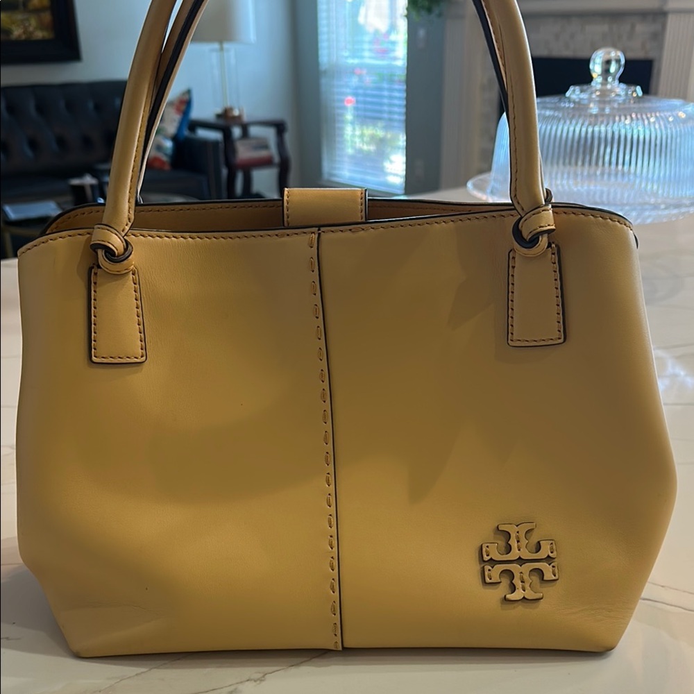 Tory Burch Tan Leather Shoulder Bag with Sophisticated Design